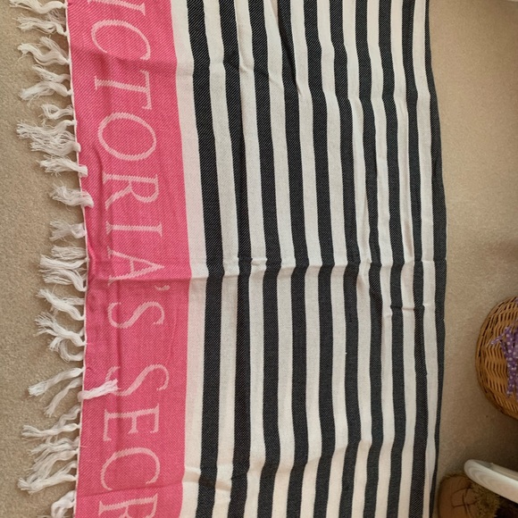 Victoria’s Secret blanket/throw - Picture 3 of 4